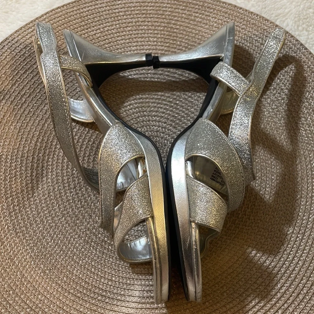 Apt. 9 Silver Heels‎